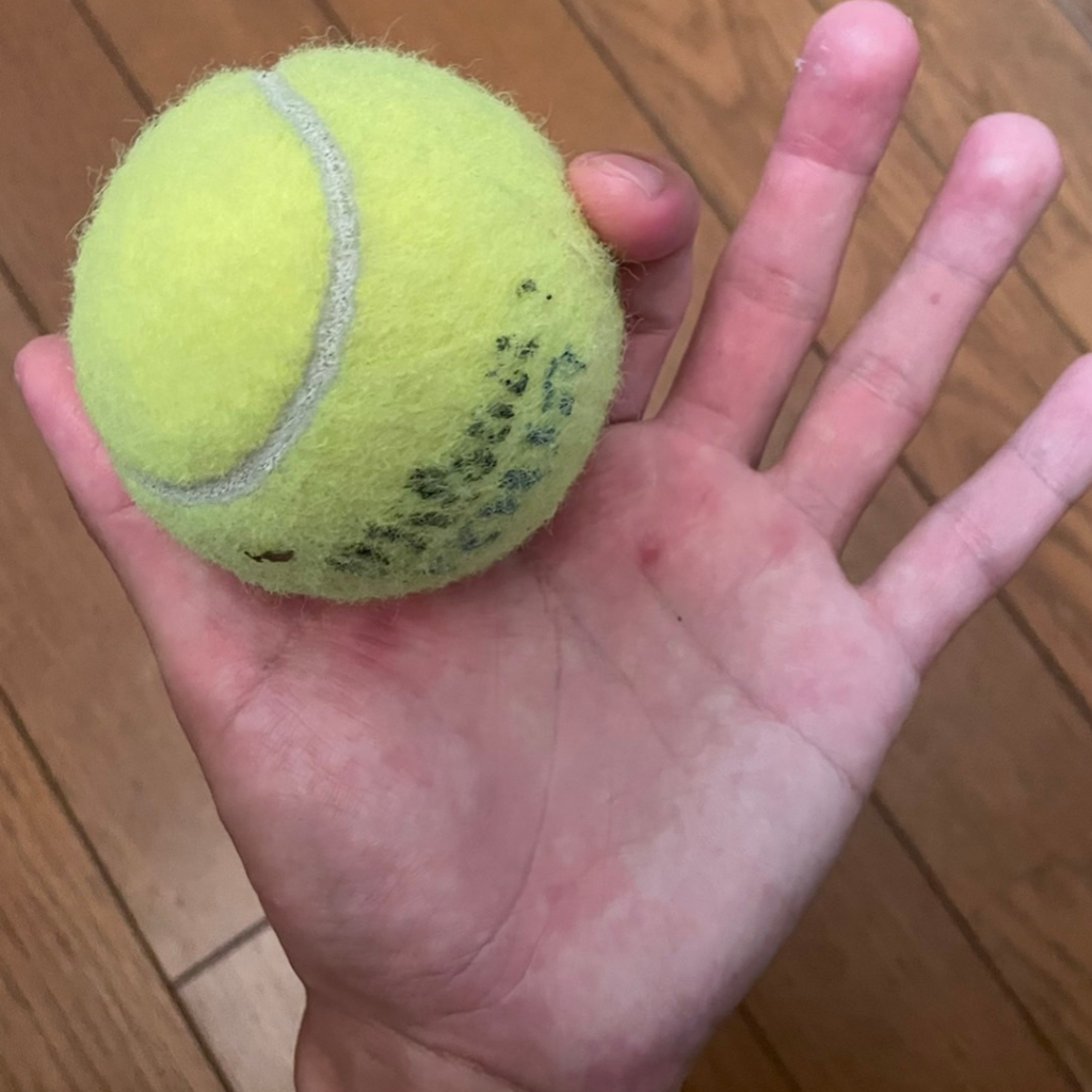 ボールを親指と人差し指でボールを挟んだ形""